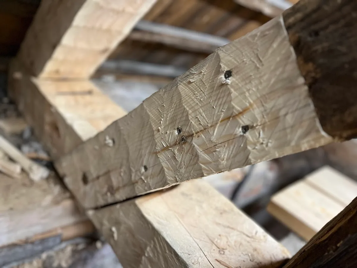 Veistetyn puuliitoksen sovitus ja työstöjälki